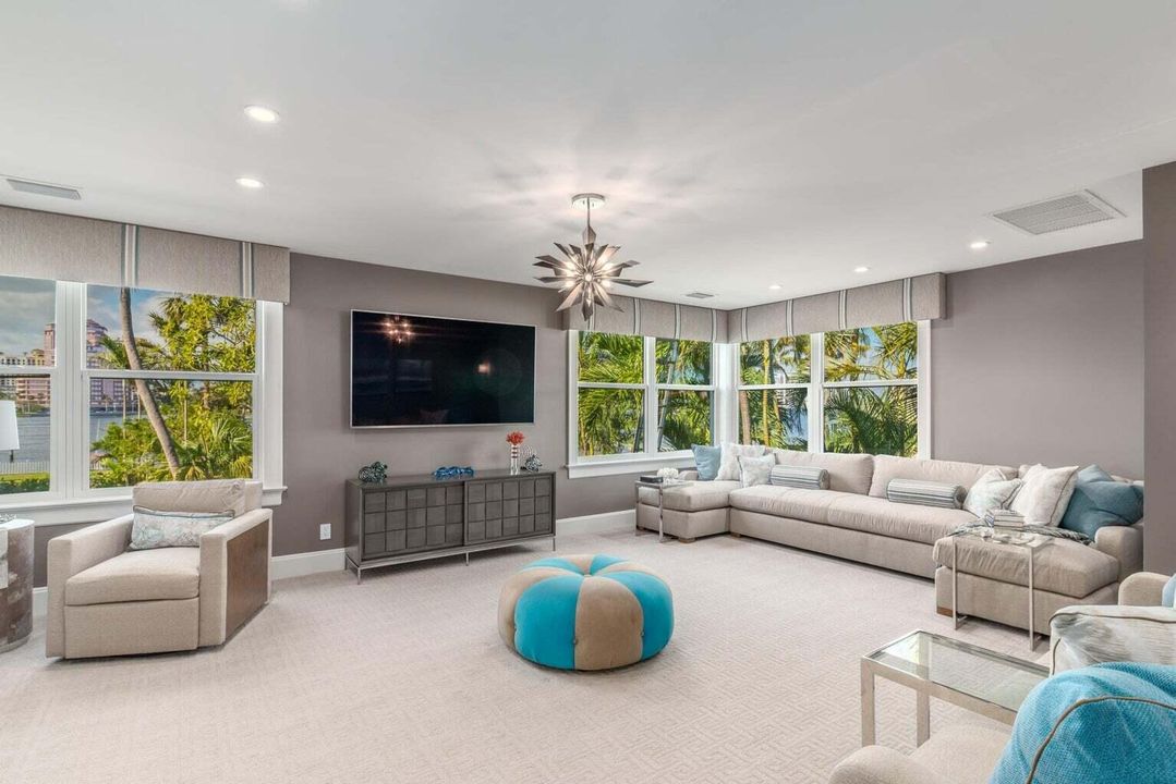 出租: $150,000 (7 贝兹, 7 浴室, 7380 平方英尺)