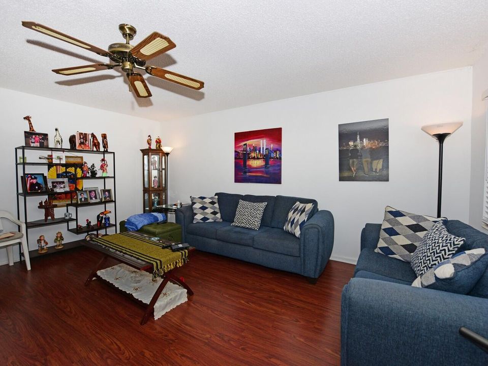 Activo con contrato: $2,500 (2 camas, 1 baños, 820 Pies cuadrados)