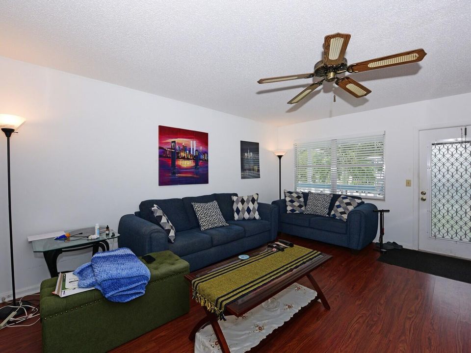 Activo con contrato: $2,500 (2 camas, 1 baños, 820 Pies cuadrados)