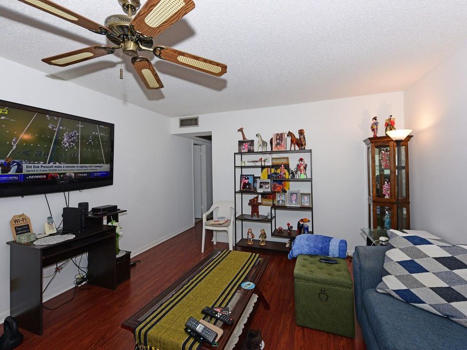 Activo con contrato: $2,500 (2 camas, 1 baños, 820 Pies cuadrados)