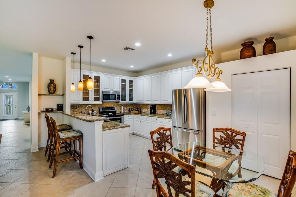 Active With Contract: $8,000 (3 beds, 2 baths, 1992 Square Feet)