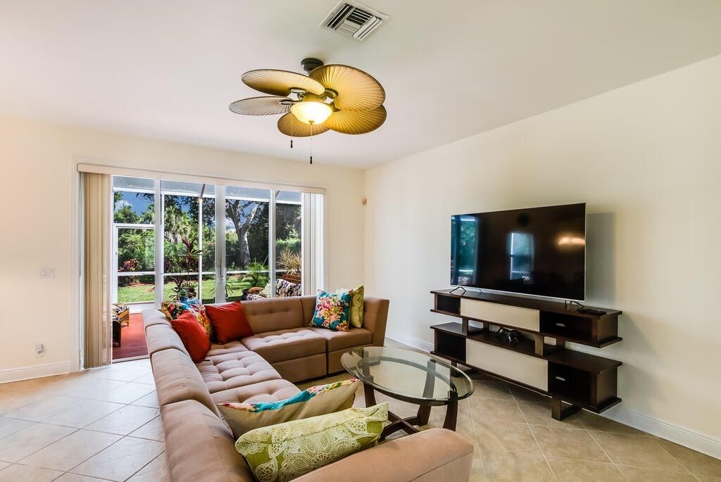 Active With Contract: $8,000 (3 beds, 2 baths, 1992 Square Feet)