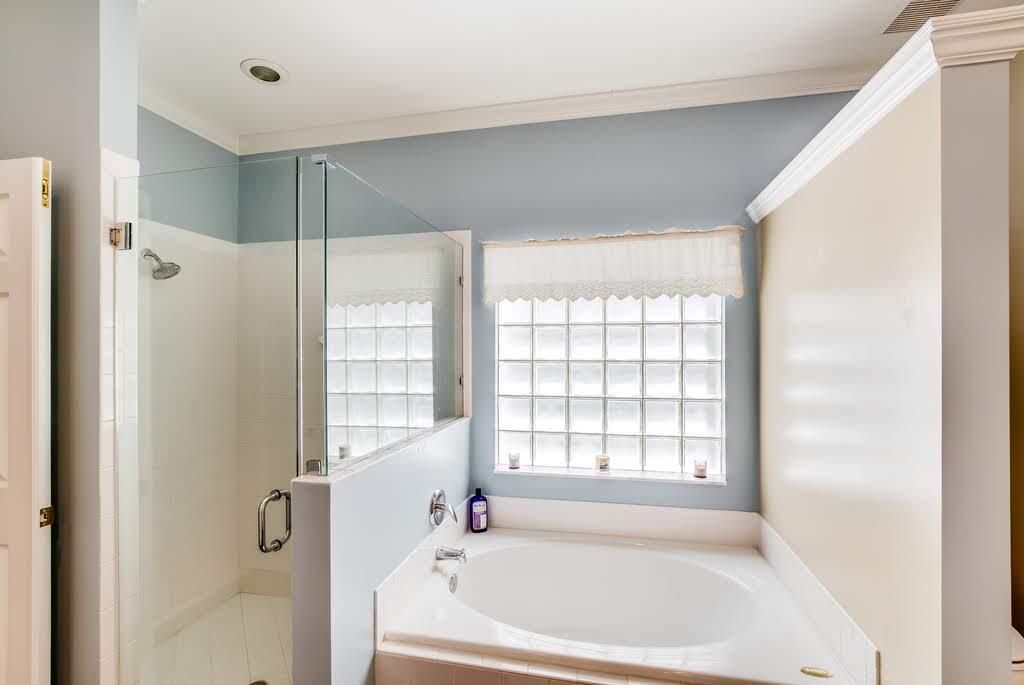 Active With Contract: $8,000 (3 beds, 2 baths, 1992 Square Feet)