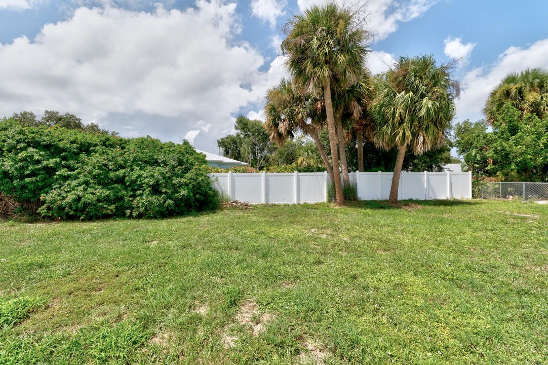 Active With Contract: $364,500 (3 beds, 2 baths, 1404 Square Feet)