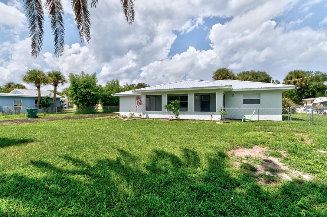 Active With Contract: $364,500 (3 beds, 2 baths, 1404 Square Feet)