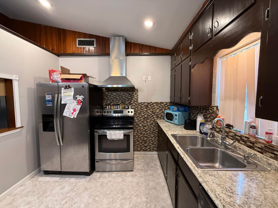 合同活跃: $279,900 (3 贝兹, 2 浴室, 1613 平方英尺)