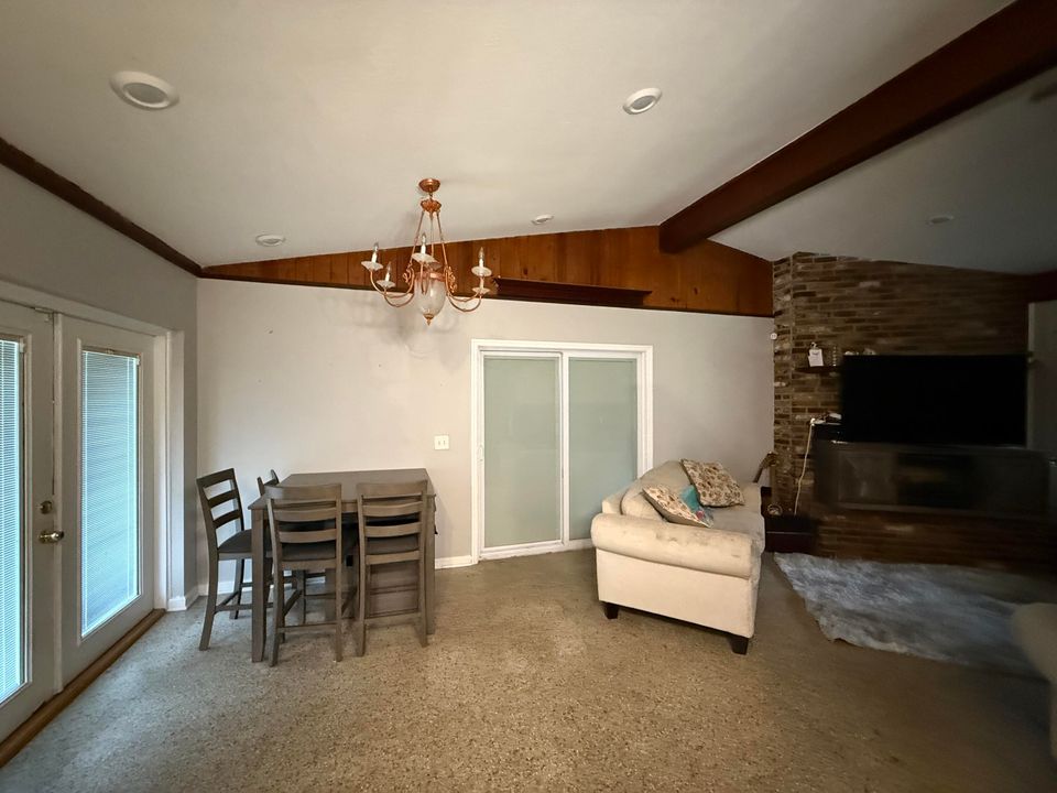 合同活跃: $279,900 (3 贝兹, 2 浴室, 1613 平方英尺)