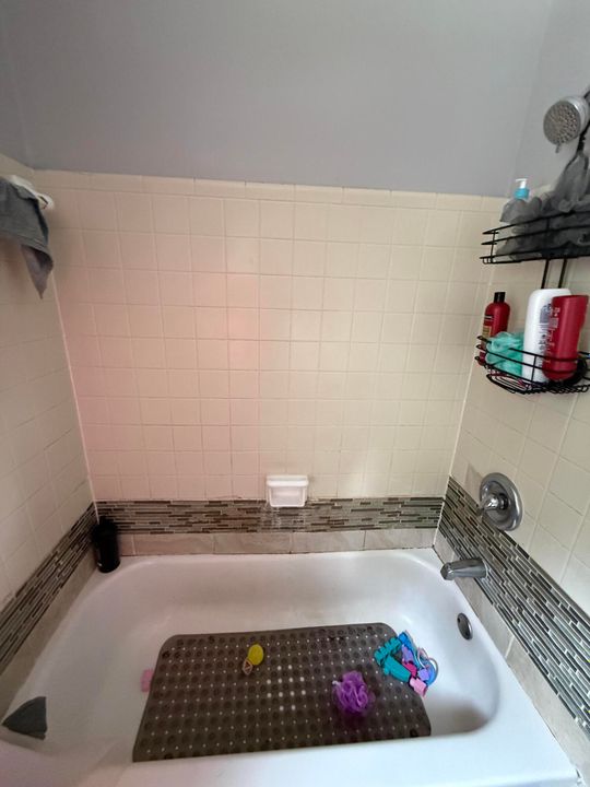 合同活跃: $279,900 (3 贝兹, 2 浴室, 1613 平方英尺)