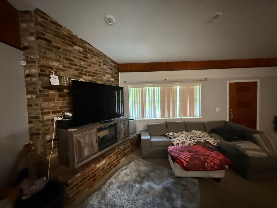 合同活跃: $279,900 (3 贝兹, 2 浴室, 1613 平方英尺)