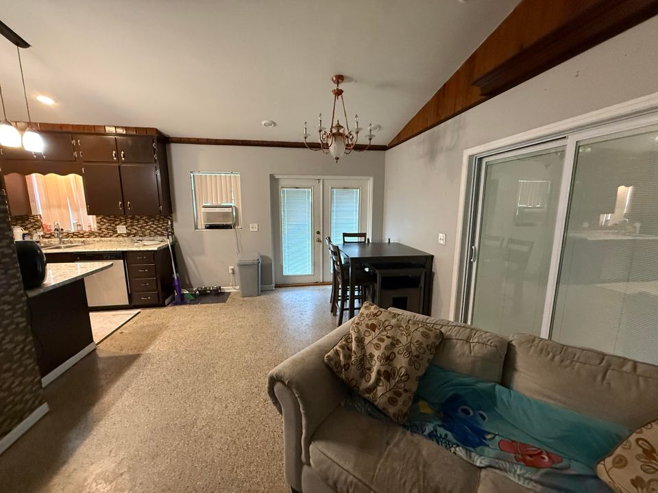 合同活跃: $279,900 (3 贝兹, 2 浴室, 1613 平方英尺)