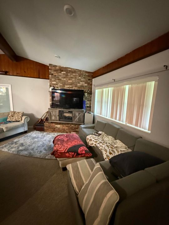 合同活跃: $279,900 (3 贝兹, 2 浴室, 1613 平方英尺)