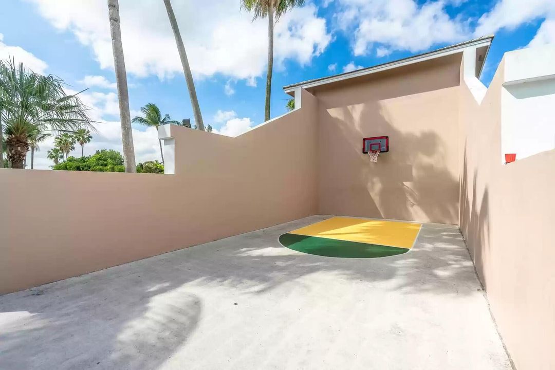 For Sale: $559,000 (3 beds, 2 baths, 1900 Square Feet)