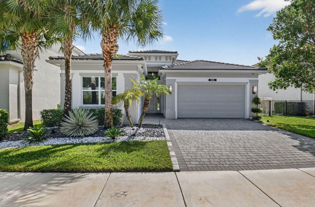 Recently Sold: $898,000 (3 beds, 2 baths, 1976 Square Feet)