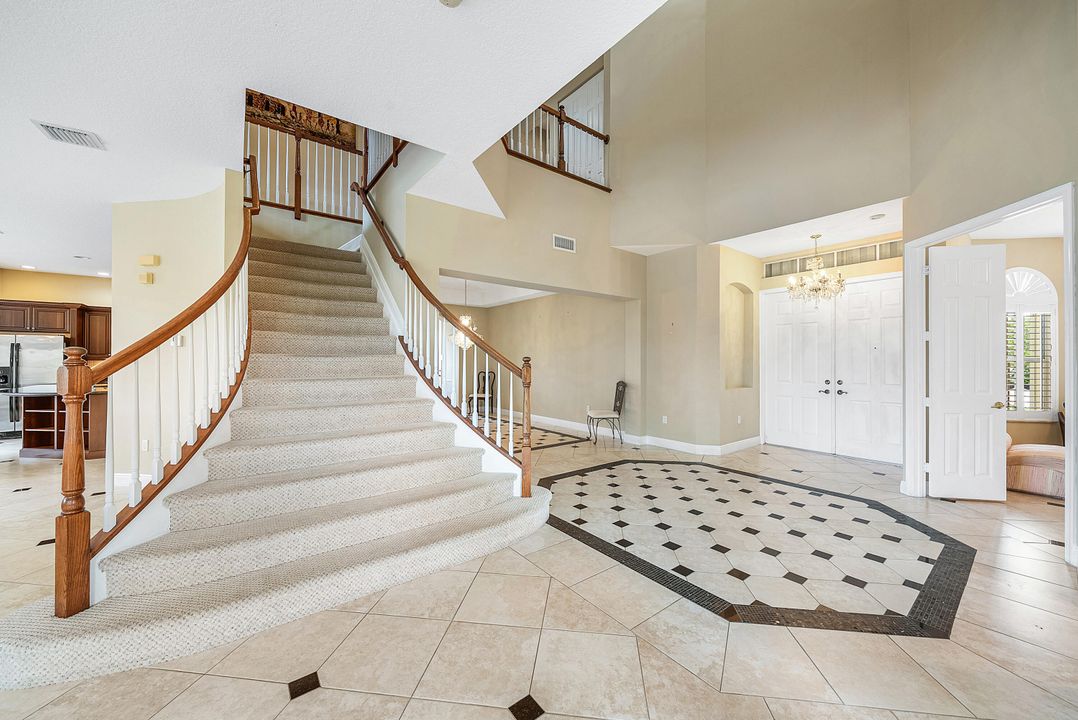 Под контрактом: $1,090,000 (6 спален, 5 ванн, 4168 Квадратных фут)