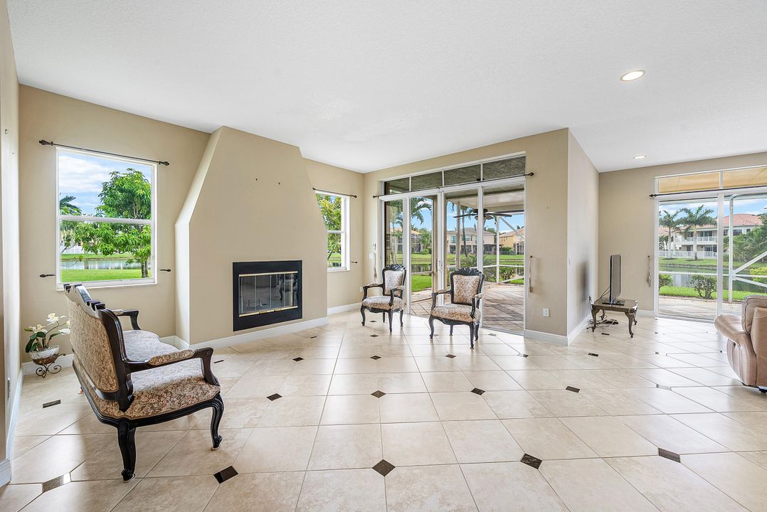 Под контрактом: $1,090,000 (6 спален, 5 ванн, 4168 Квадратных фут)