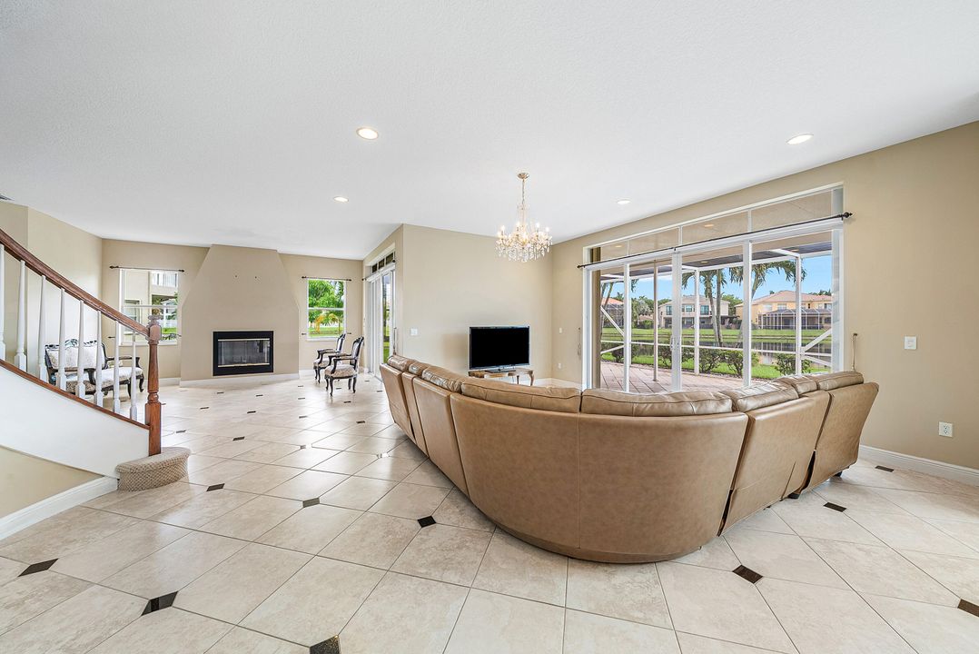 Под контрактом: $1,090,000 (6 спален, 5 ванн, 4168 Квадратных фут)