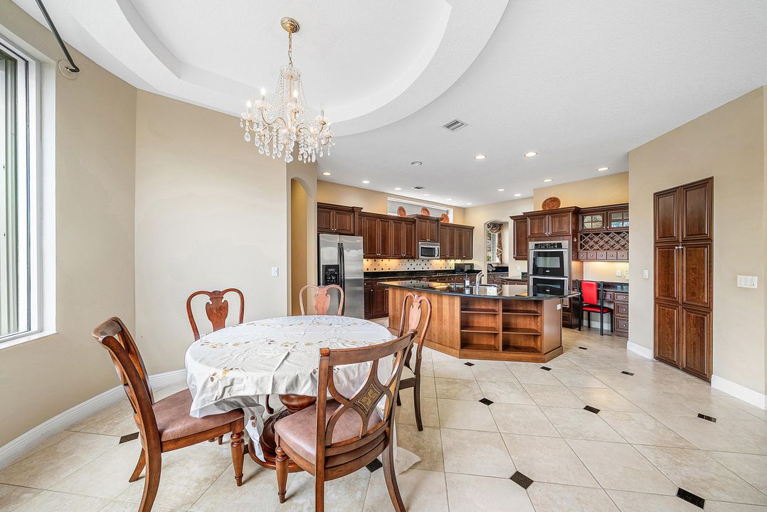 Под контрактом: $1,090,000 (6 спален, 5 ванн, 4168 Квадратных фут)