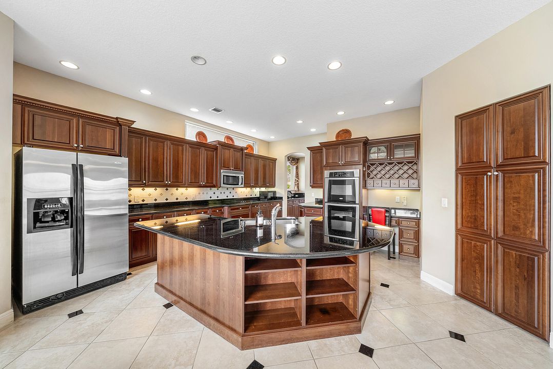 Под контрактом: $1,090,000 (6 спален, 5 ванн, 4168 Квадратных фут)