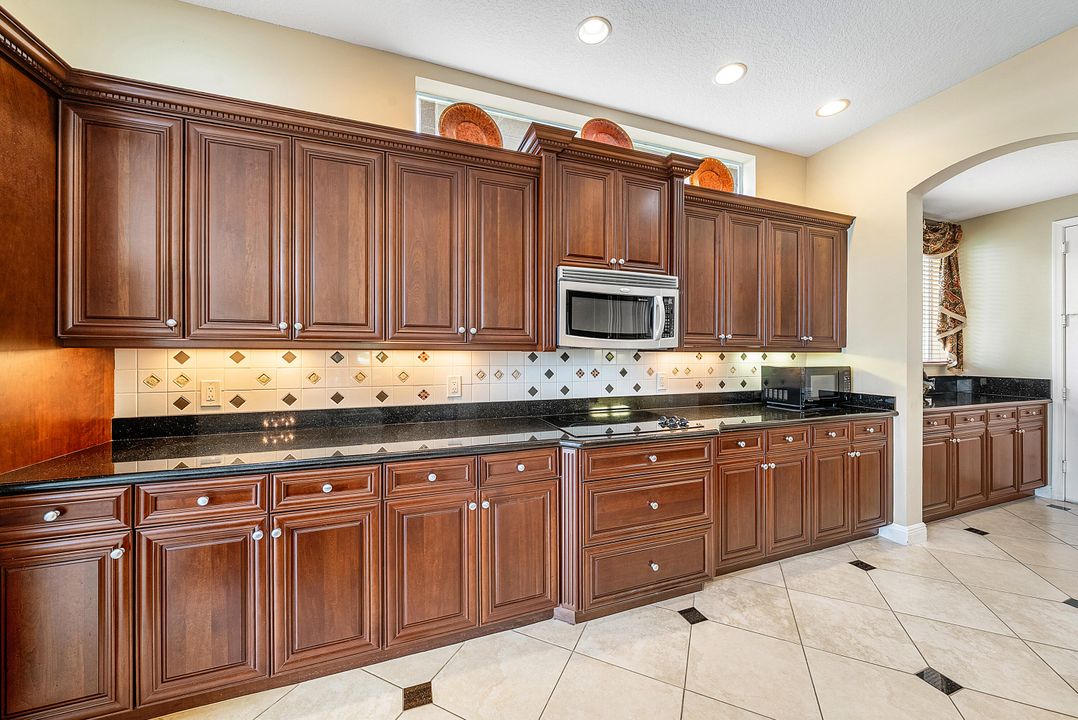 Под контрактом: $1,090,000 (6 спален, 5 ванн, 4168 Квадратных фут)