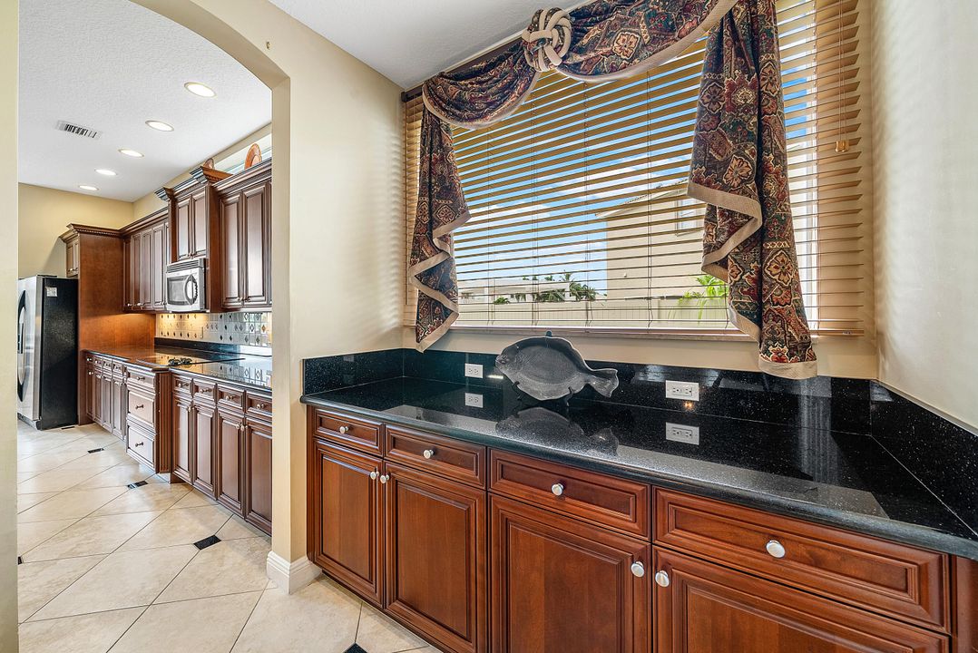 Под контрактом: $1,090,000 (6 спален, 5 ванн, 4168 Квадратных фут)