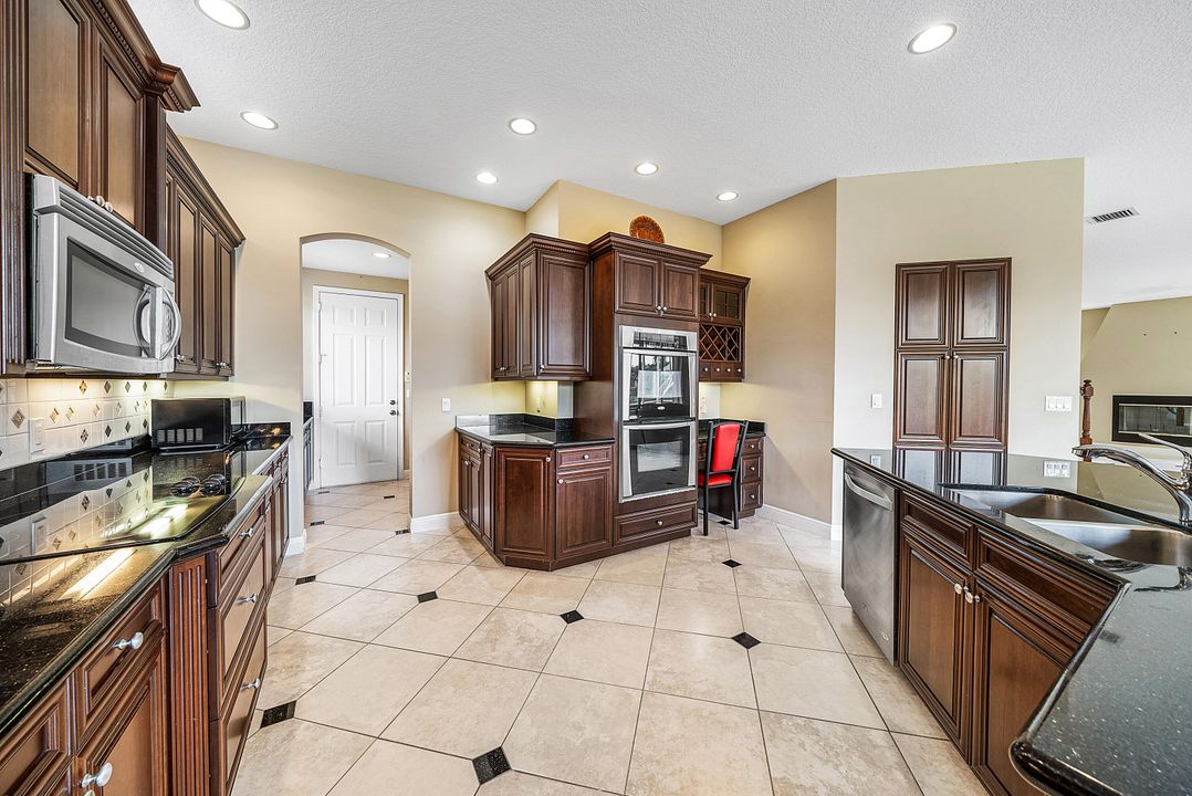 Под контрактом: $1,090,000 (6 спален, 5 ванн, 4168 Квадратных фут)