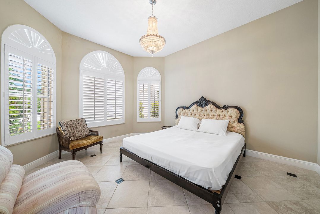 Под контрактом: $1,090,000 (6 спален, 5 ванн, 4168 Квадратных фут)