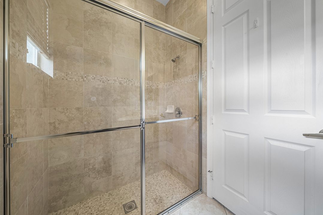 Под контрактом: $1,090,000 (6 спален, 5 ванн, 4168 Квадратных фут)