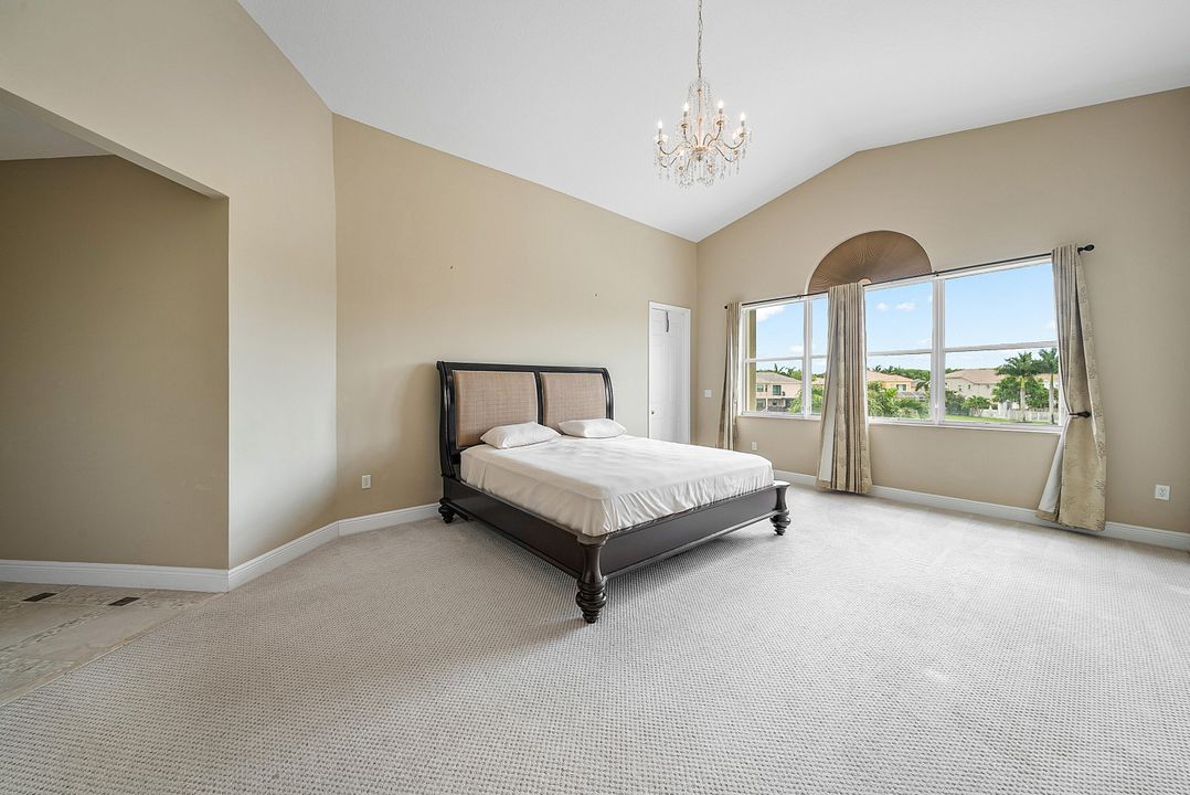 Под контрактом: $1,090,000 (6 спален, 5 ванн, 4168 Квадратных фут)