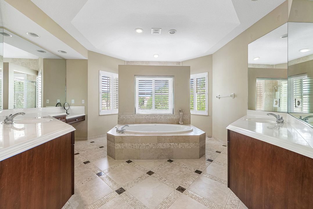 Под контрактом: $1,090,000 (6 спален, 5 ванн, 4168 Квадратных фут)