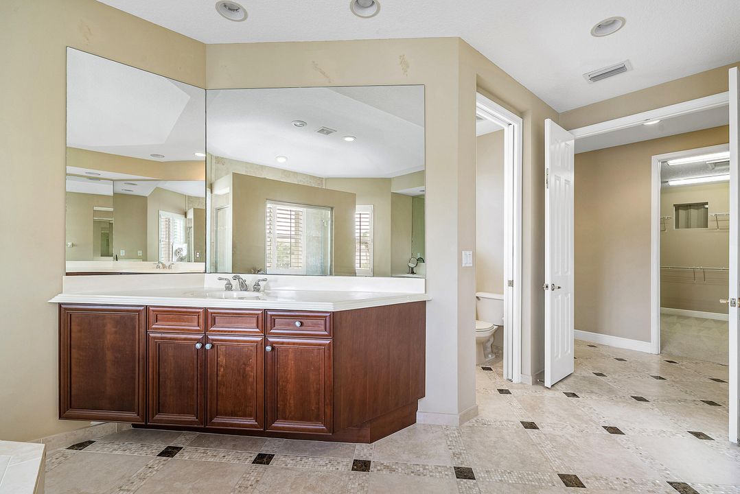 Под контрактом: $1,090,000 (6 спален, 5 ванн, 4168 Квадратных фут)