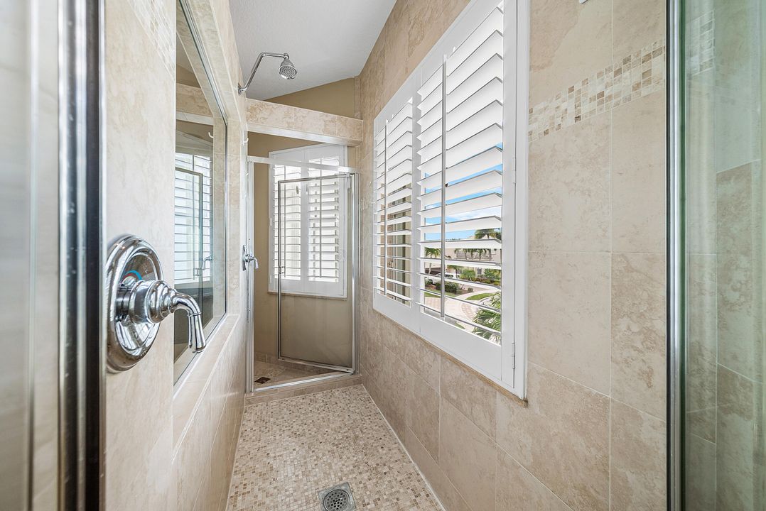 Под контрактом: $1,090,000 (6 спален, 5 ванн, 4168 Квадратных фут)