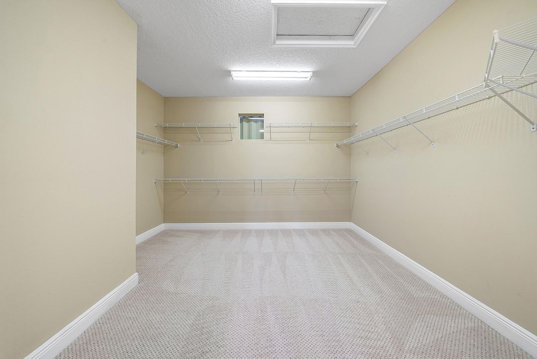 Под контрактом: $1,090,000 (6 спален, 5 ванн, 4168 Квадратных фут)