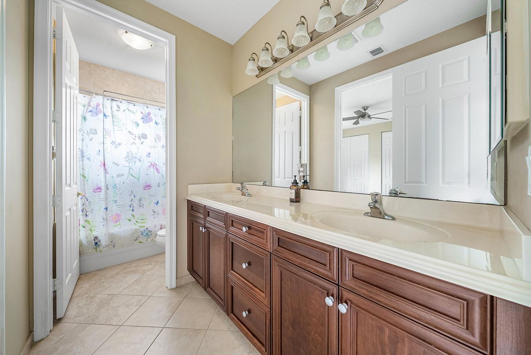 Под контрактом: $1,090,000 (6 спален, 5 ванн, 4168 Квадратных фут)