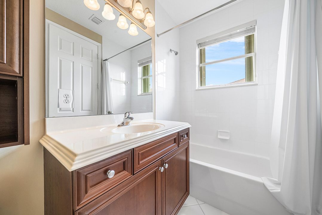 Под контрактом: $1,090,000 (6 спален, 5 ванн, 4168 Квадратных фут)