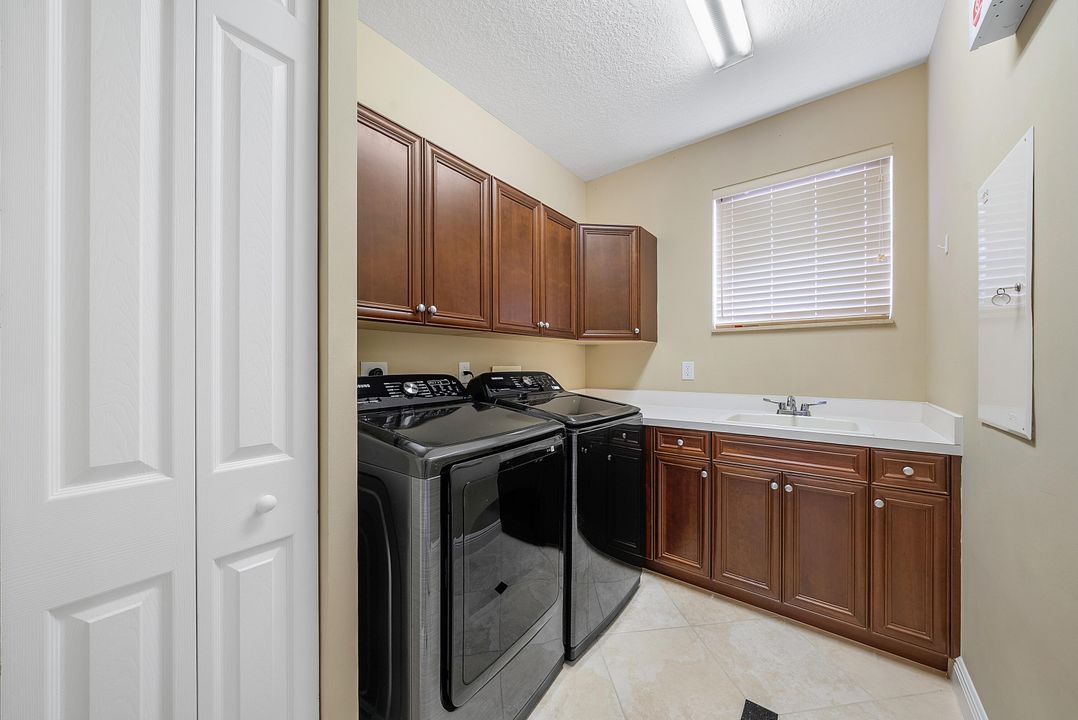 Под контрактом: $1,090,000 (6 спален, 5 ванн, 4168 Квадратных фут)