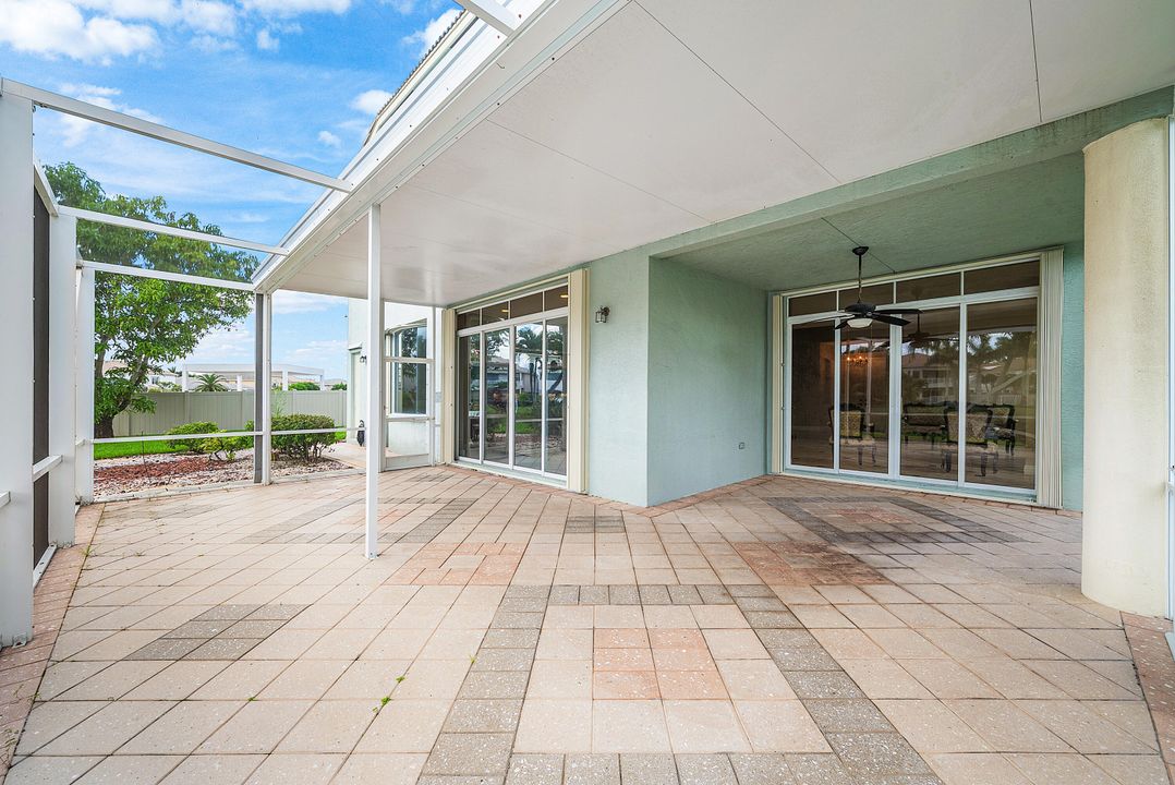 Под контрактом: $1,090,000 (6 спален, 5 ванн, 4168 Квадратных фут)