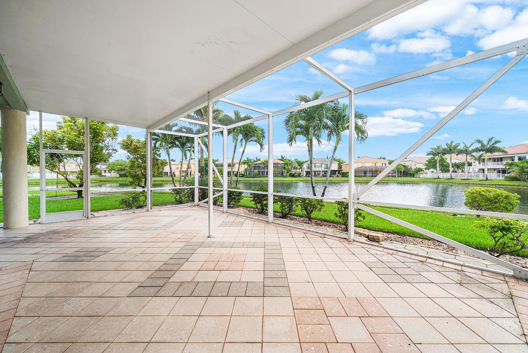 Под контрактом: $1,090,000 (6 спален, 5 ванн, 4168 Квадратных фут)