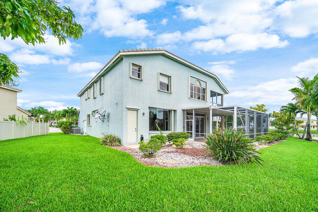 Под контрактом: $1,090,000 (6 спален, 5 ванн, 4168 Квадратных фут)