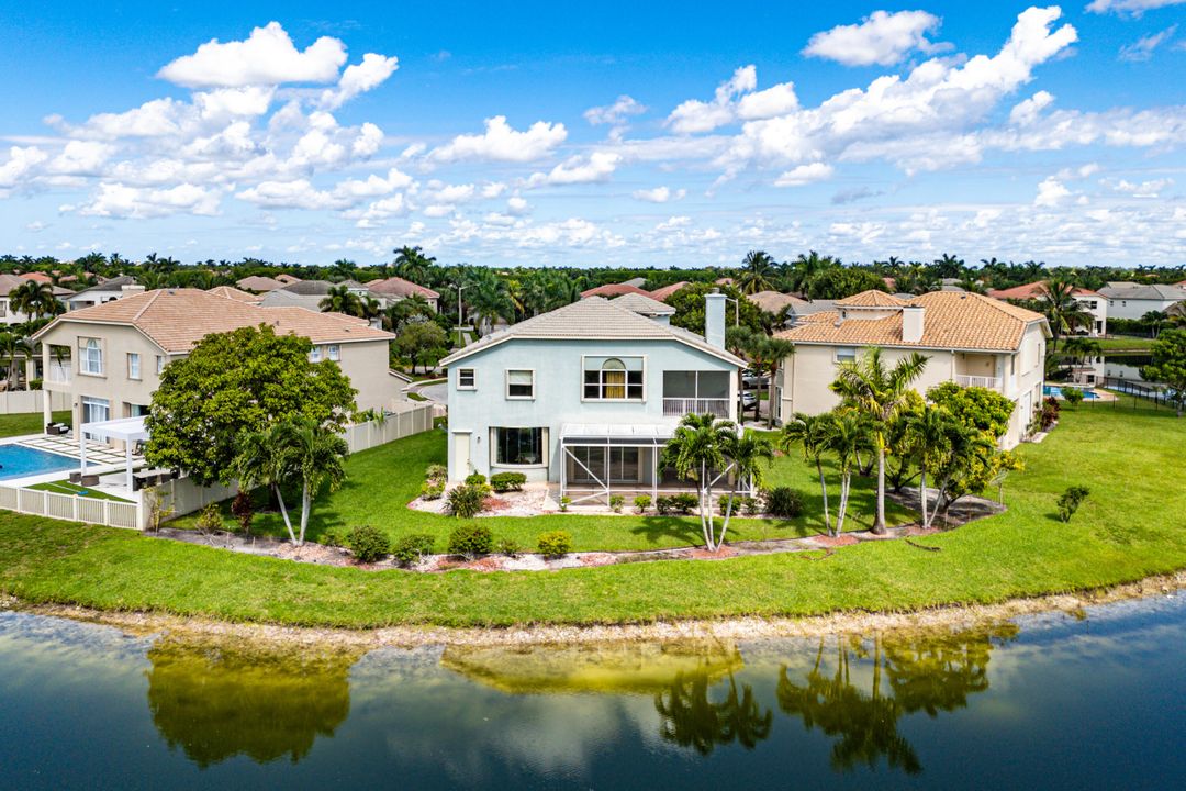 Под контрактом: $1,090,000 (6 спален, 5 ванн, 4168 Квадратных фут)