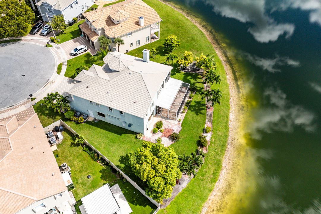 Под контрактом: $1,090,000 (6 спален, 5 ванн, 4168 Квадратных фут)