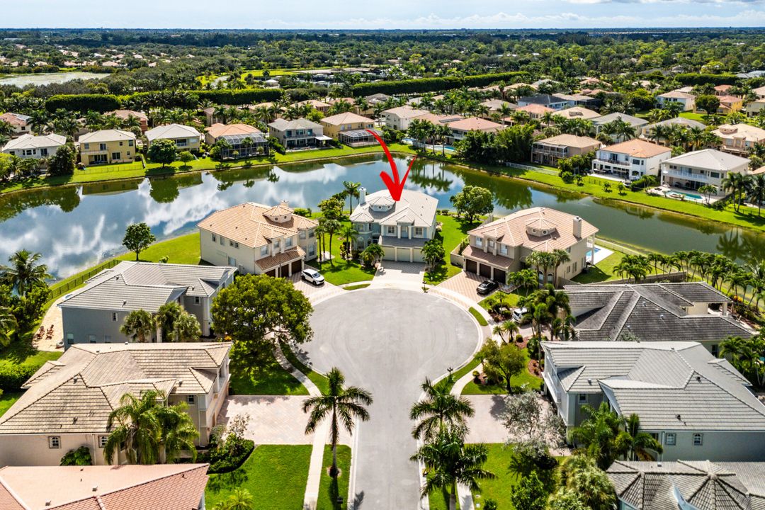 Под контрактом: $1,090,000 (6 спален, 5 ванн, 4168 Квадратных фут)