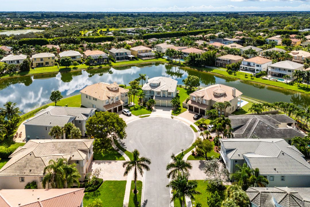 Под контрактом: $1,090,000 (6 спален, 5 ванн, 4168 Квадратных фут)