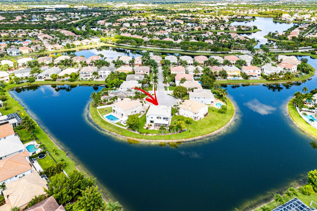 Под контрактом: $1,090,000 (6 спален, 5 ванн, 4168 Квадратных фут)