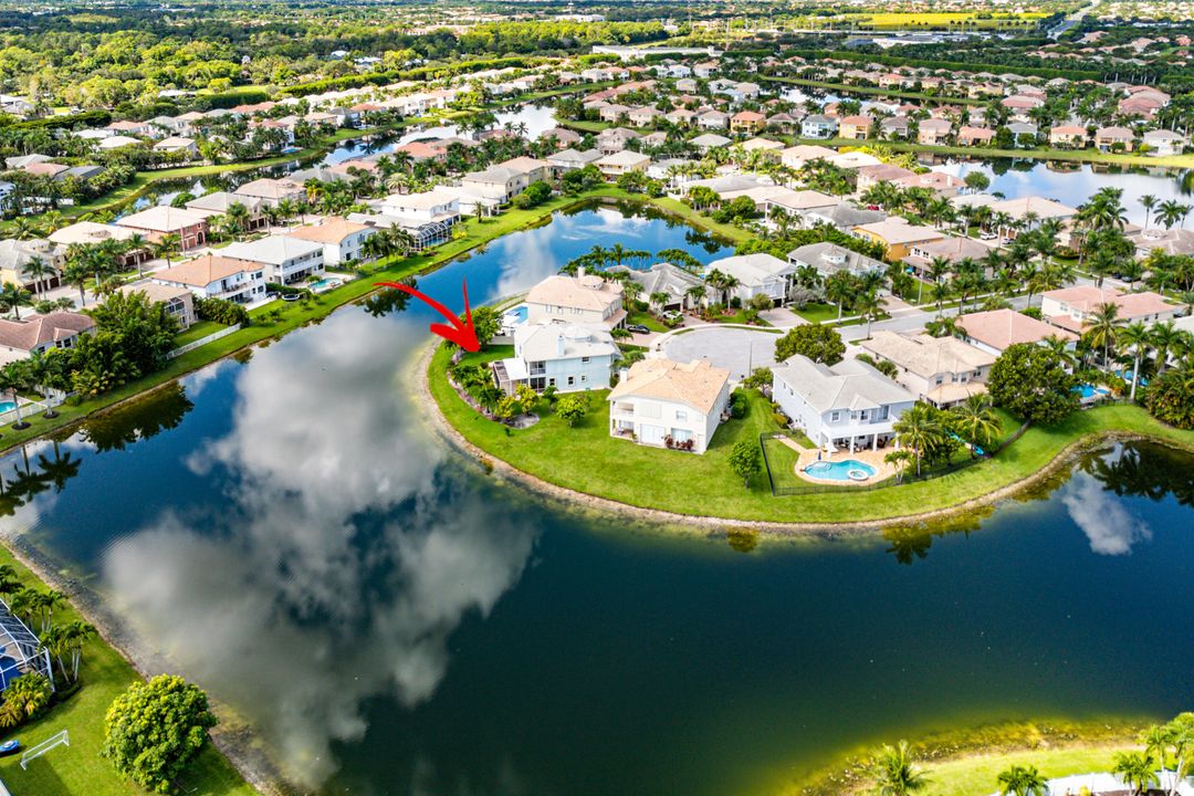 Под контрактом: $1,090,000 (6 спален, 5 ванн, 4168 Квадратных фут)