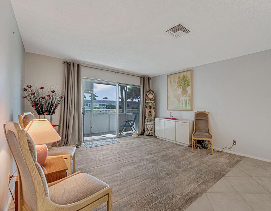 На продажу: $99,000 (2 спален, 1 ванн, 829 Квадратных фут)