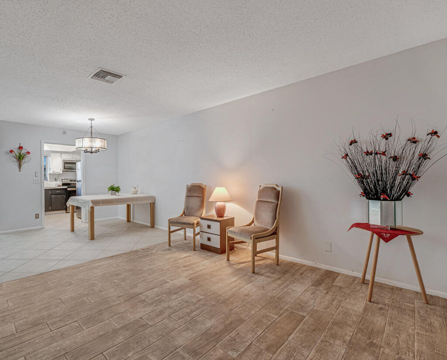 На продажу: $99,000 (2 спален, 1 ванн, 829 Квадратных фут)