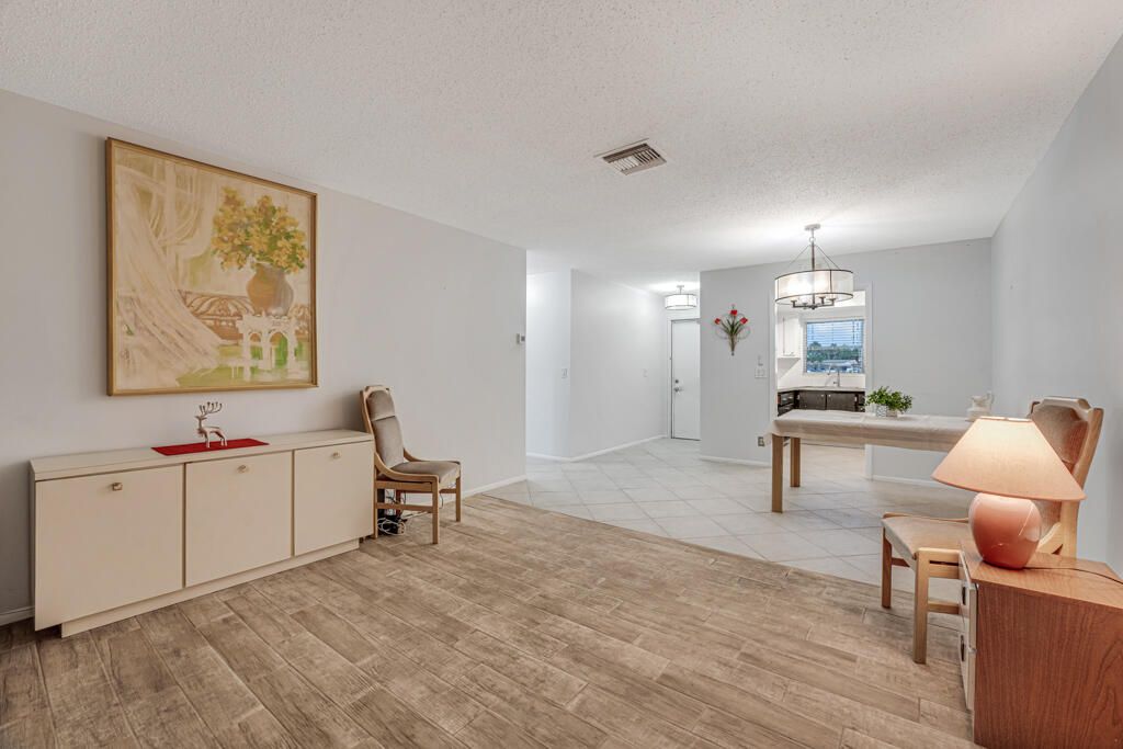 На продажу: $99,000 (2 спален, 1 ванн, 829 Квадратных фут)