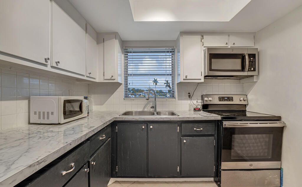 На продажу: $99,000 (2 спален, 1 ванн, 829 Квадратных фут)