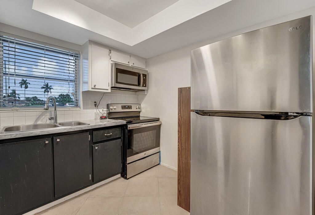 На продажу: $99,000 (2 спален, 1 ванн, 829 Квадратных фут)