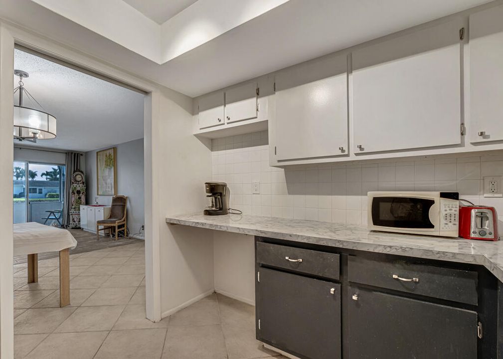 На продажу: $99,000 (2 спален, 1 ванн, 829 Квадратных фут)